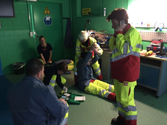 Werkstatt - verletzter Arm wird hochgehalten.