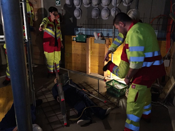 Baustelle - Situation wird analysiert um die Stromgefahr zu beseitigen.