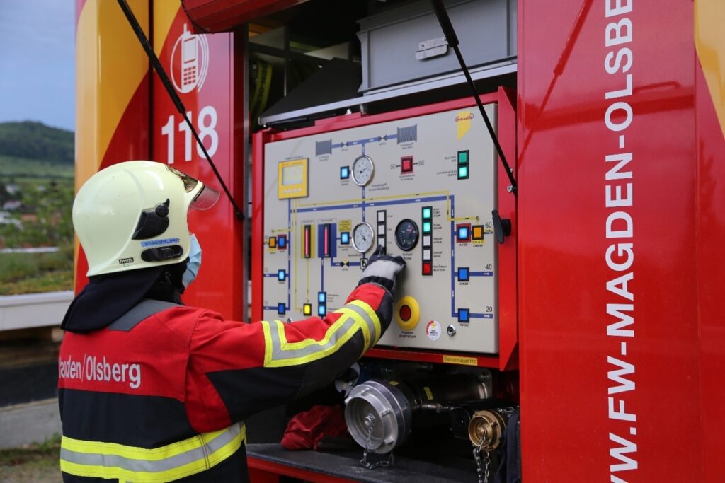 Endlich wieder selbst Hand anlegen: Maschinist bei der Bedienung des Tanklöschfahrzeugs «Meggi».