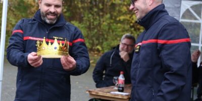 Der scheidende Kommandant Thomas Buser (rechts) erhält vom neuen Kommandanten Daniel Hug (links) zum Abschied eine Corona (Krone) als Zeichen der Wertschätzung seines Einsatzes während der Pandemie.